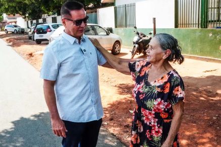 O deputado Eduardo Botelho, que vistoriou obras de pavimentao em dois bairros de Cuiab