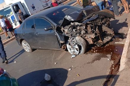 Toyota Corolla aps acidente de trnsito na Avenida Filinto Muller