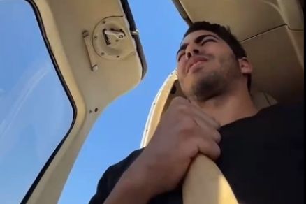 Passageiro registrou momento da aterrisagem, em que a porta se abriu