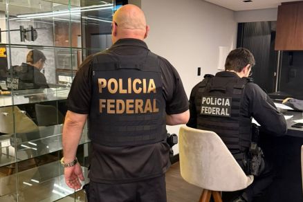 Policiais federais cumprindo mandados no mbito da Operao Cassandra