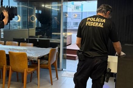Agente da Polcia Federal durante busca e apreenso em Cuiab
