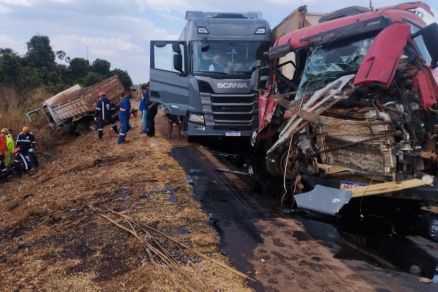 Quatro carretas colidem em rodovia e motorista fica ferido em MT