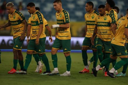 Atletas do Cuiab durante fim de partida na Srie B do Brasileiro