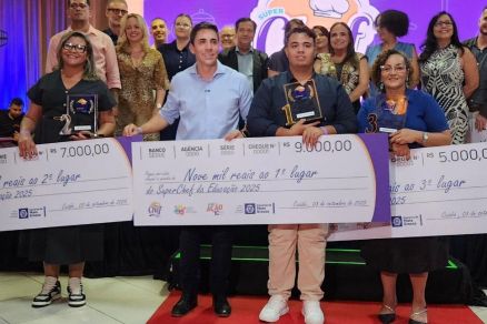 Secretrio de Educao, Alan Porto, com vencedores do concurs