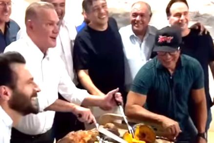 O senador Wellington Fagundes ironizando o presidente Lula em churrasco