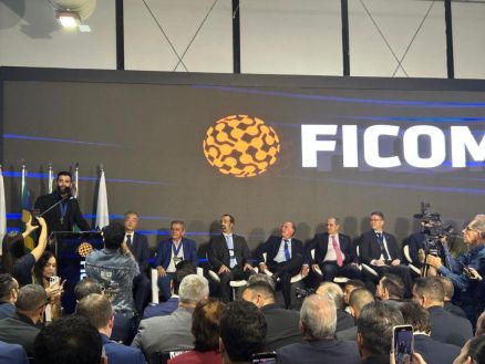 Na cerimnia, marcaram presena autoridades polticas, representantes diplomticos e o embaixador do evento, o cantor Gusttavo Lima