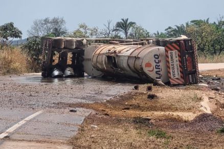 Veculo tombou na BR-364 e carga inflamvel se espalhou pela pista