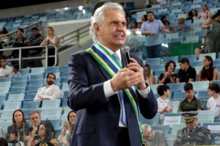 O governador de Gois, Ronaldo Caiado, que  mdico ortopedista