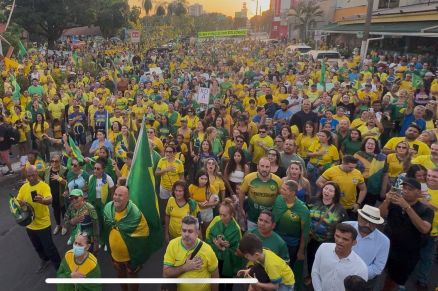 Manifestantes lotaram Praa do Choppo no final da tarde deste domingo (7)