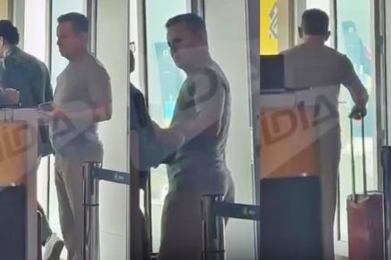 O governador na sala de embarque no Aeroporto de Congonhas