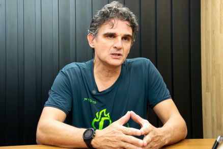 O assessor de corrida, Emerson Perin, que atende alunos em Cuiab