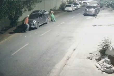 Homem abordando vtima durante o assalto nas proximidades da Arena Pantanal, em Cuiab