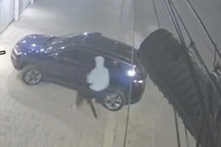 Imagem mostra jovens no momento do furto de um Jeep Compass em Sinop