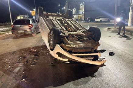 Veculo HB20 branco capotou e bloqueou a via aps a coliso na Avenida. Condutor de 23 anos foi preso no local