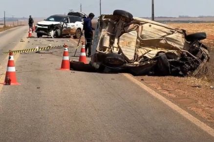 O Fiat Uno, conduzido pela vtima, ficou tombado no acostamento da rodovia