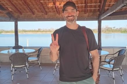 O ator Tyler Hoechlin, em registro compartilhado nas redes sociais de pousada em Mato Grosso