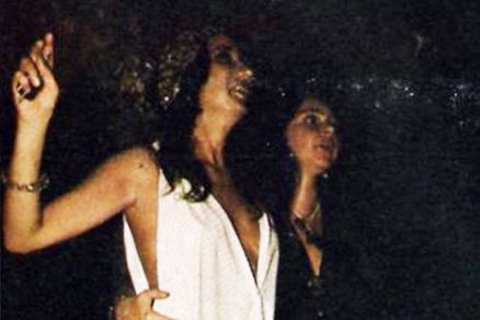 As cantoras Angela Ro Ro e Zizi Possi viveram um tumultuadssimo relacionamento na dcada de 1980