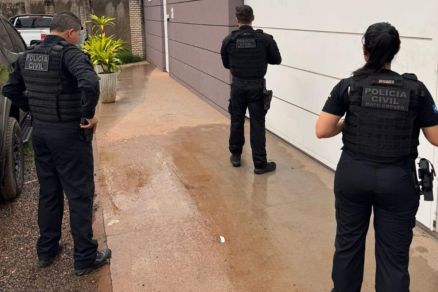 Policiais durante cumprimento de mandados em Operao 