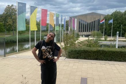 Estudante brasileira que inicia estudo em universidade internacional