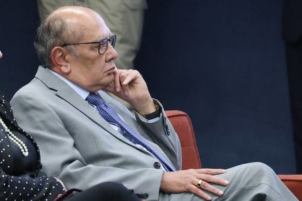 O ministro Gilmar Mendes, atento ao voto da ministra Crmen Lcia (Foto: Gustavo Moreno/STF)