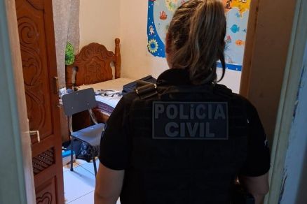 Agente da Polcia Civil cumprindo ordem judicial 