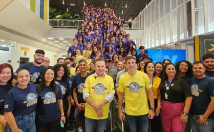 O governador Mauro Mendes foi pessoalmente se despedir dos estudantes antes do embarque