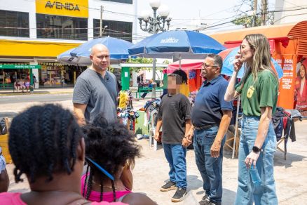 O prefeito de Cuiab, Abilio Brunini, durante vistoria nas caladas do Centro 