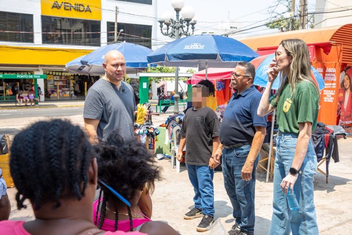 Prefeito e secretria fiscalizam desocupao de caladas no centro 