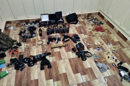 Criminosos roubaram joias, relgios e uma armas de fogo