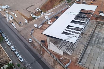 Telhado da arquibancada da piscina olmpica, na Arena Pantanal, ficou parcialmente destrudo aps a chuva