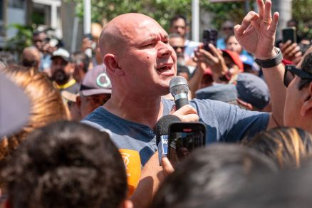 O prefeito Abilio Brunini  falou com manifestantes em frente  Prefeitura