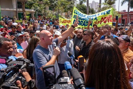 O prefeito Ablio Brunini no protesto de moradores do Contorno Leste em frente a Prefeitura