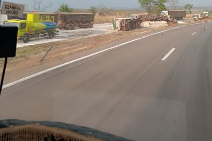 Caminho ficou tombado aps acidente e motorista morreu no local 