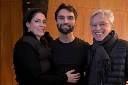 Silva (ao centro) posa com Paula Lavigne e Caetano Veloso