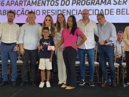 Jaquilene e seu filho sero moradores do Residencial Cidade Bela em Nova Mutum