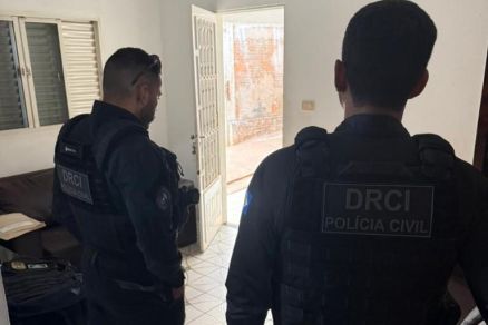 Agentes da PJC durante cumprimento de mandato de priso 