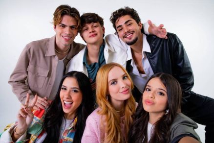 Elenco da srie 'Refollow', que SBT lana para redes sociais, na estreia do sucesso de novelas do TikTok -