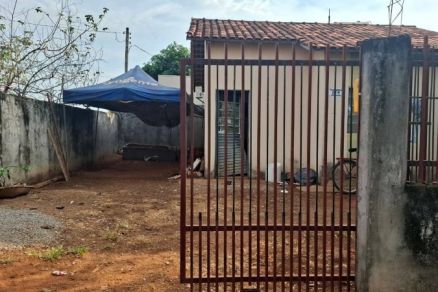 A porta da residncia foi arrombada 