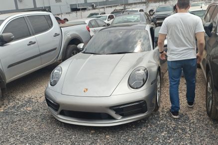 O Porsche prata do empresrio, que foi apreendido nesta quinta-feira 