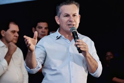 O governador Mauro Mendes, durante sa entrega do asfalto