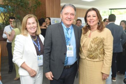 Conselheiro Antonio Joaquim, sua esposa Tnia Moraes (esq.), e a presidente do TCE-SE, conselheira Susana Azevedo (dir.)