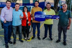 Botelho entrega veculos para fortalecer agricultura familiar