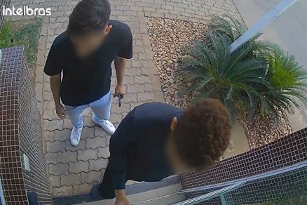 Imagem mostra jovens na portaria do prdio Jardins Provance, localizado no bairro Duque de Caxias,