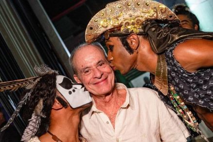 Ney Matogrosso  beijado por artistas que o representam na Imperatriz Leopoldinense 