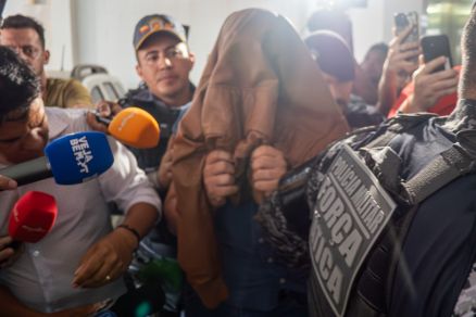 Raylton Duarte Mouro cobriu o rosto para se esconder da imprensa 