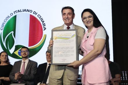 Vereadora e primeira-dama, Samanta ris ao lado de Marcus Crepaldi.