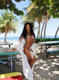 Lorena Maria posa de biquni na Jamaica aps plsticas