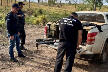 Agentes da Polcia civil durante apreenso de armamento