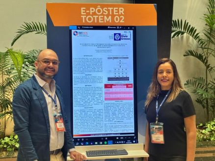 O farmacutico Weder Felipp Ochiuto Carvalho e a nutricionista Graciane Catarina Magalhes apresentam trabalho no FAFF 2025