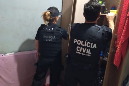 Agentes da Polcia Civil durante cumprimento de mandados 